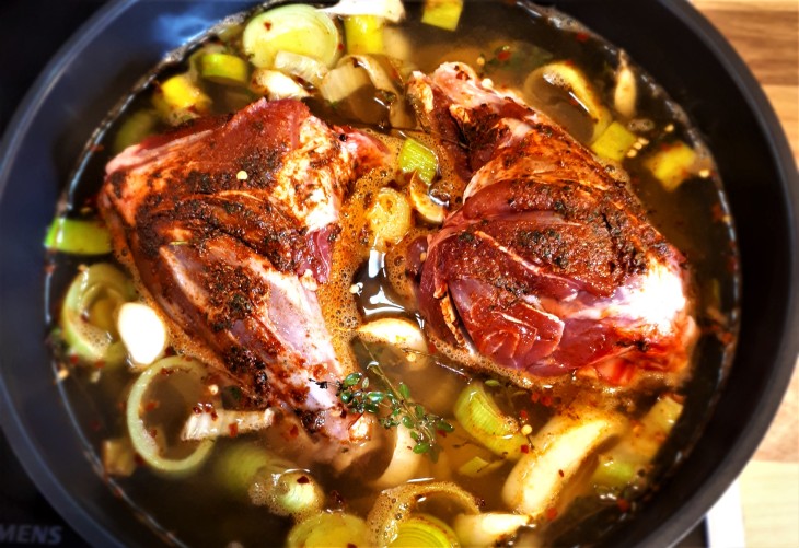 Lamb shanks in white wine and leeks